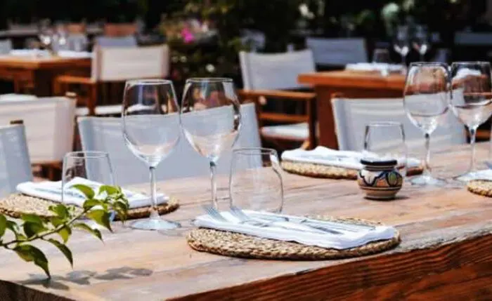 Como distribuir las mesas de un restaurante